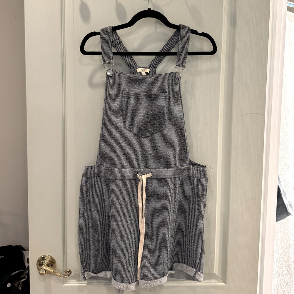 Size large cotton lounge overalls in white/navyish